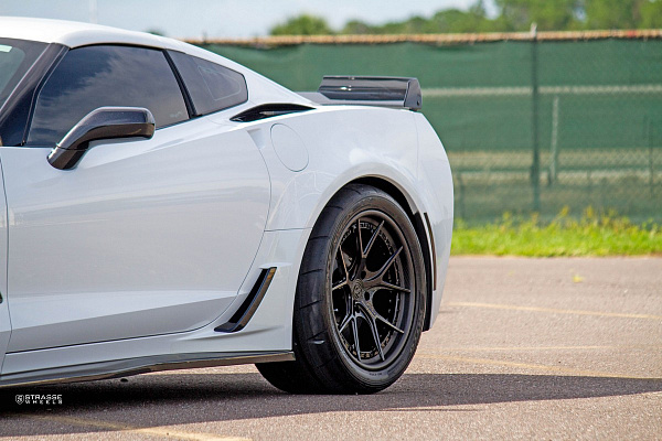Фото дисков Strasse Wheels SM5R Deep Concave FS Другой цвет на Chevrolet Corvette C7