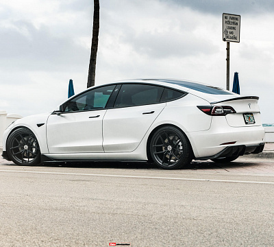 Фото дисков HRE FF21 на Tesla Model 3