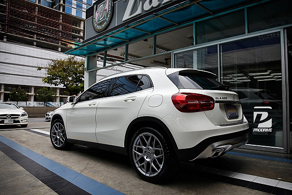 Фото дисков HRE FF01 Серебро на Mercedes-Benz GLA (X156)