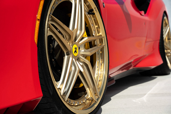 Фото дисков HRE S107SC Глянцевое золото на Ferrari F8