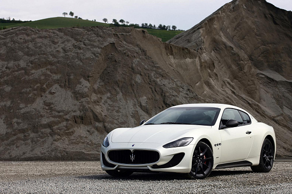 Фото дисков Maserati ASTRO Черный глянец на Maserati GranTurismo I