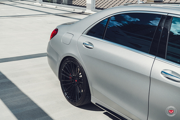 Фото дисков Vossen S17-04 Черный глянец на Mercedes-Benz S-Class (W222, C217)