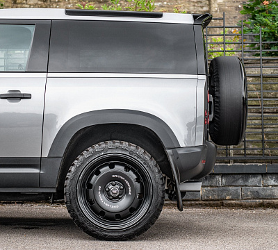 Фото дисков Kahn British Heritage RS на Land Rover Defender II