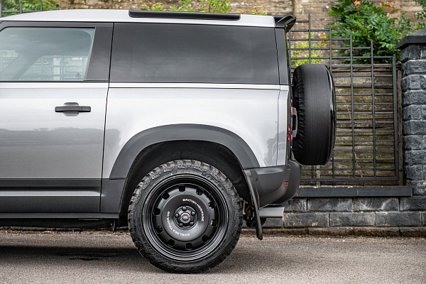 Фото дисков Kahn British Heritage RS Черный сатин на Land Rover Defender II