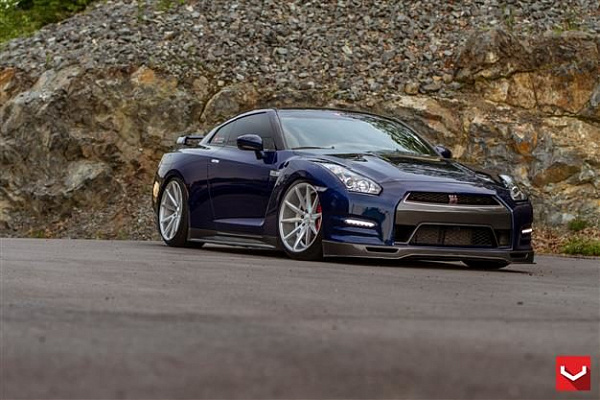 Фото дисков Vossen VFS-1 Серебро на Nissan GT-R