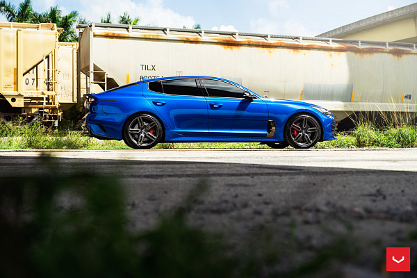 Фото дисков Vossen HF-1 Сатиновый графит на Kia Stinger