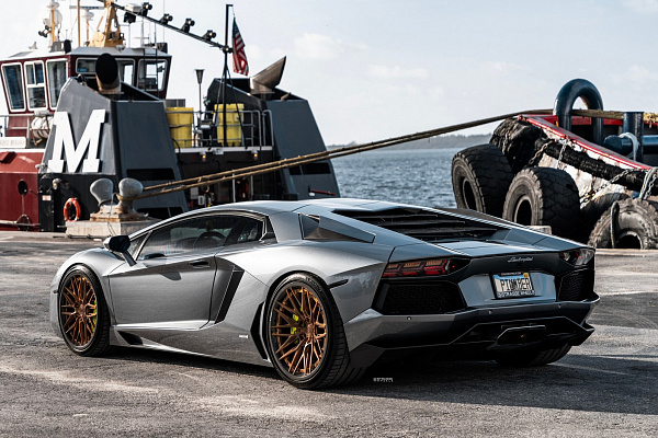 Фото дисков Strasse Wheels SV10M Track Сатиновая бронза на Lamborghini Aventador