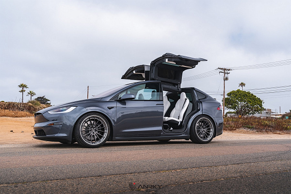 Фото дисков Anrky AN39 Глянцевый графит на Tesla Model X