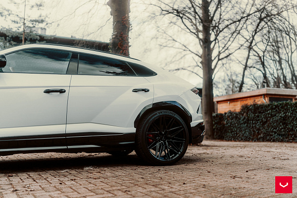 Фото дисков Vossen HF-7 Черный глянец на Lamborghini Urus