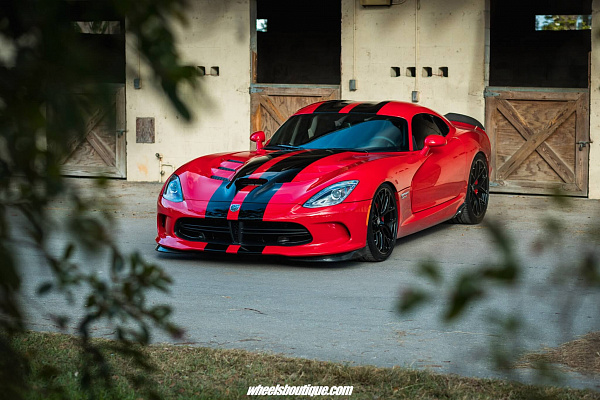 Фото дисков HRE R161 Lightweight Черный глянец на Dodge Viper