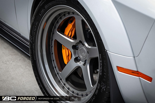 Фото дисков BC Forged LE05 // MLE05 Матовый графит на Dodge Challenger III