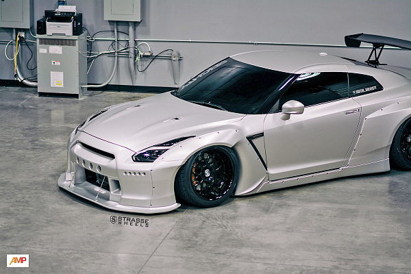 Фото дисков Strasse Wheels SV8 Signature Черный глянец на Nissan GT-R