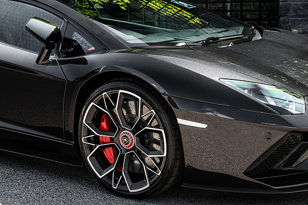 Фото дисков Kahn Type 53 Алмазная проточка на Lamborghini Aventador