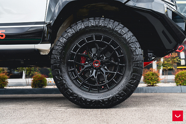 Фото дисков Vossen HFX-1 (6-Lug) Черный глянец на Toyota Hilux VIII