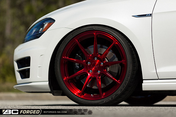 Фото дисков BC Forged RZ39 Красный глянец на Volkswagen Golf VII