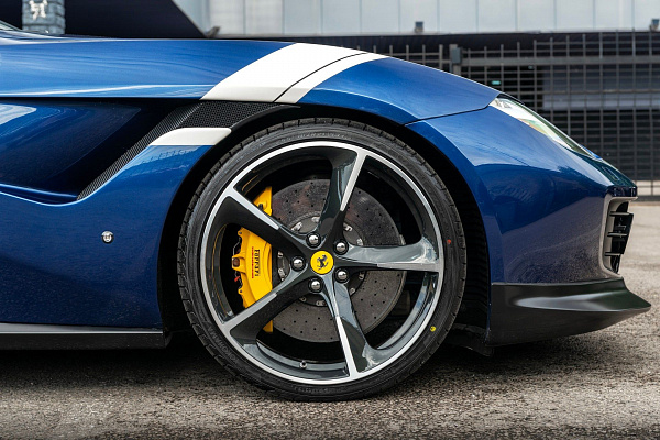 Фото дисков Kahn Type 62 Черный глянец на Ferrari GTC4Lusso
