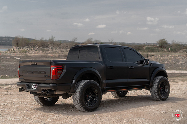 Фото дисков Vossen LCX-03 Черный глянец на GMC Sierra IV