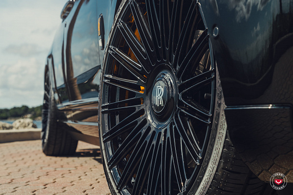 Фото дисков Vossen S17-14 Черный глянец на Rolls-Royce Cullinan