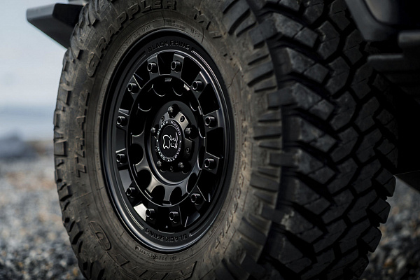 Фото дисков Black Rhino FUJI Черный сатин на Jeep Wrangler IV (JL)