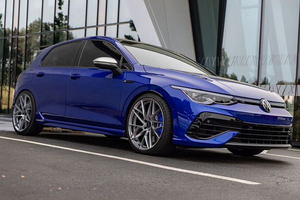 Фото дисков Bola FLR Сатиновый лак на Volkswagen Golf VIII