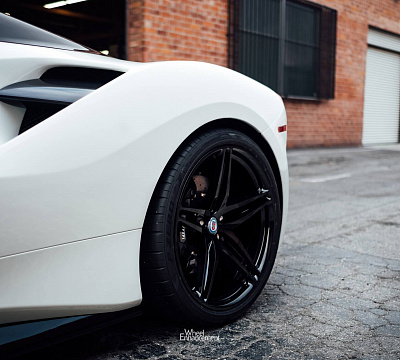 Фото дисков HRE P107 на Ferrari 488