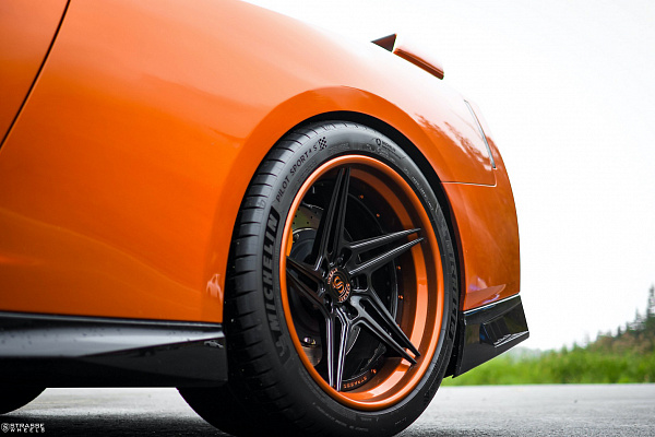 Фото дисков Strasse Wheels SV2T Deep Concave FS Черный глянец на Nissan GT-R