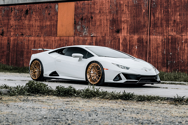 Фото дисков Brixton Forged VL4 Глянцевое темное золото на Lamborghini Huracan