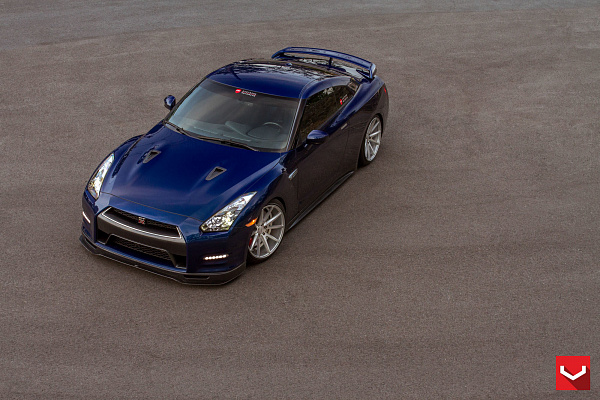 Фото дисков Vossen VFS-1 Серебро на Nissan GT-R
