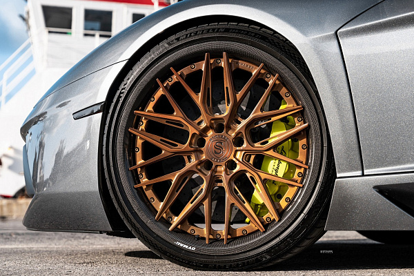Фото дисков Strasse Wheels SV10M Track Сатиновая бронза на Lamborghini Aventador