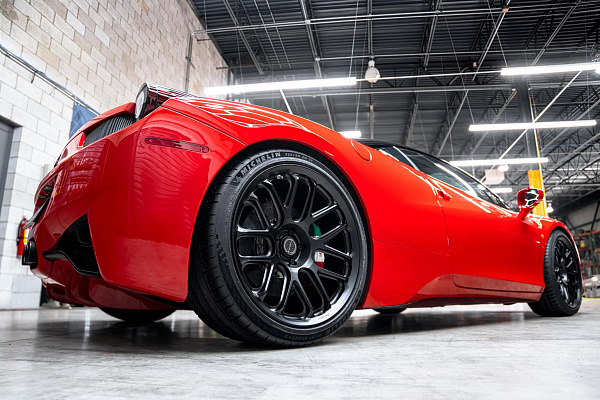 Фото дисков Brixton Forged TR08 Черный сатин на Ferrari 458