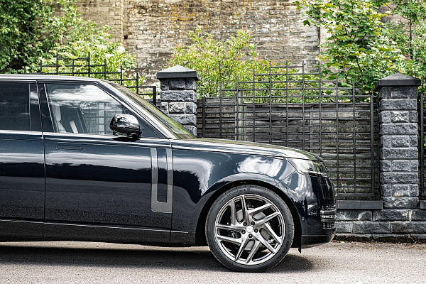 Фото дисков Kahn Type 52 RS Глянцевый тонированный лак на Range Rover V