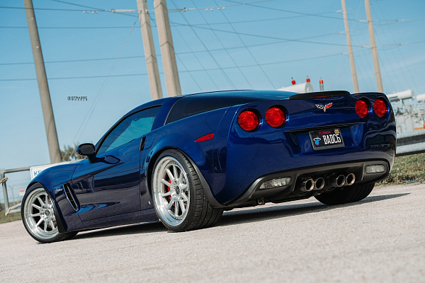 Фото дисков Strasse Wheels R10 Track Глянцевый лак на Chevrolet Corvette C6