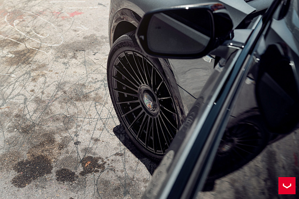 Фото дисков Vossen HF-8 Черный глянец на Cadillac Lyriq