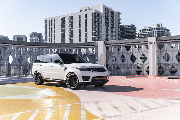 Фото дисков Strasse Wheels SV10 Deep Concave FS Черный сатин на Range Rover Sport II