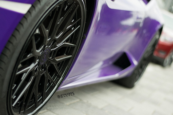 Фото дисков Strasse Wheels SV10M Deep Concave FS Черный глянец на Lamborghini Huracan
