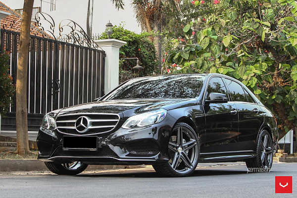Фото дисков Vossen VFS-5 Глянцевый графит на Mercedes-Benz E-Class (W212, S212, C207)
