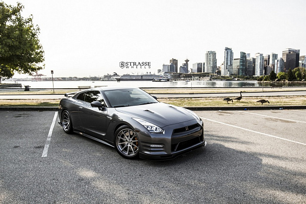 Фото дисков Strasse Wheels R10 Deep Concave Сатиновый темный лак на Nissan GT-R
