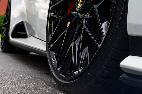 Фото дисков HRE P200 Черный глянец на Lamborghini Huracan