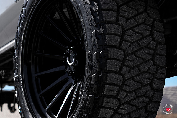 Фото дисков Vossen GNX-01 Черный глянец на GMC Sierra IV