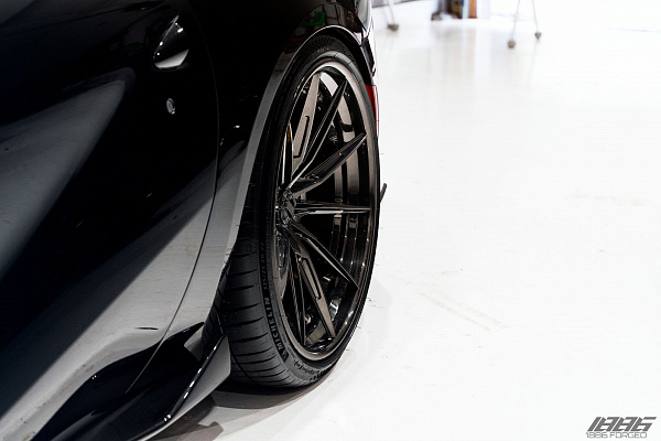 Фото дисков 1886 Wheels G010 Черный глянец на Ferrari 812