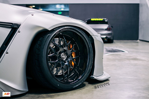 Фото дисков Strasse Wheels SV8 Signature Черный глянец на Nissan GT-R