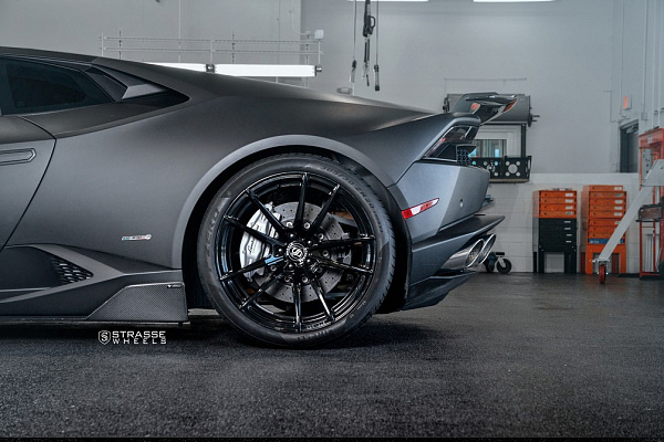 Фото дисков Strasse Wheels SV1 Deep Concave Monoblock Черный глянец на Lamborghini Huracan