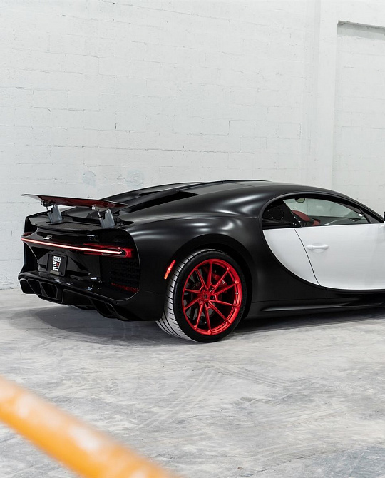 Фото дисков AN13 Красный сатин на Bugatti Chiron