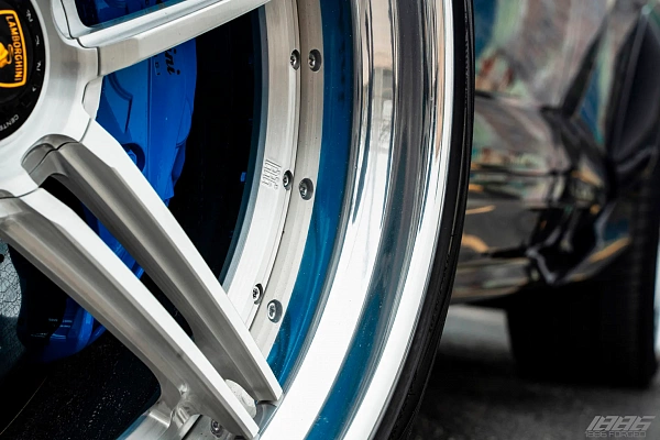 Фото дисков 1886 Wheels XR003 Сатиновый лак на Lamborghini Urus