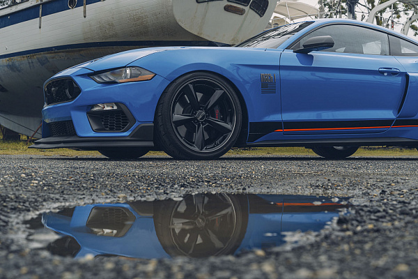 Фото дисков American Racing TTF Черный глянец на Ford Mustang VI