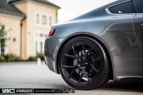 Фото дисков BC Forged RZ05 Черный глянец на Aston Martin Vantage 3