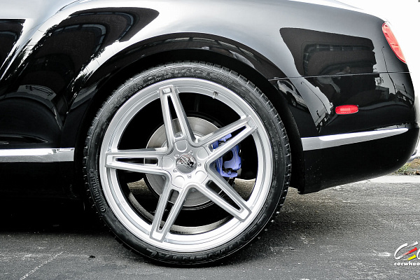 Фото дисков CEC C881 Глянцевый лак на Bentley Continental GT II