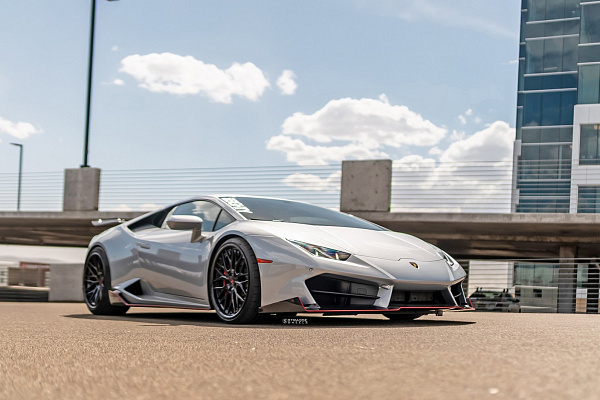 Фото дисков Strasse Wheels SV10M Deep Concave FS Черный глянец на Lamborghini Huracan
