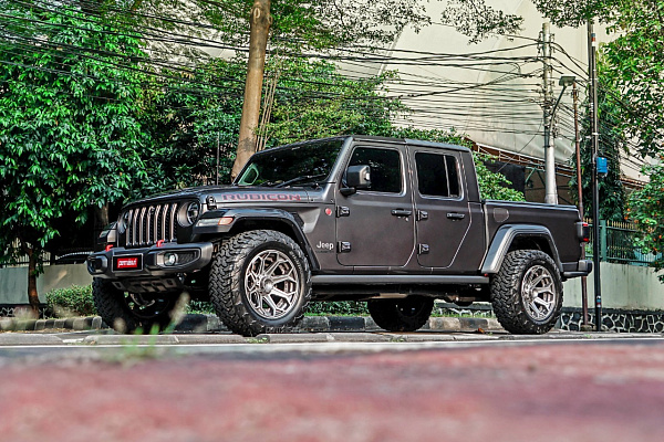Фото дисков 4PLAY 4P80R Глянцевый графит на Jeep Gladiator II (JT)