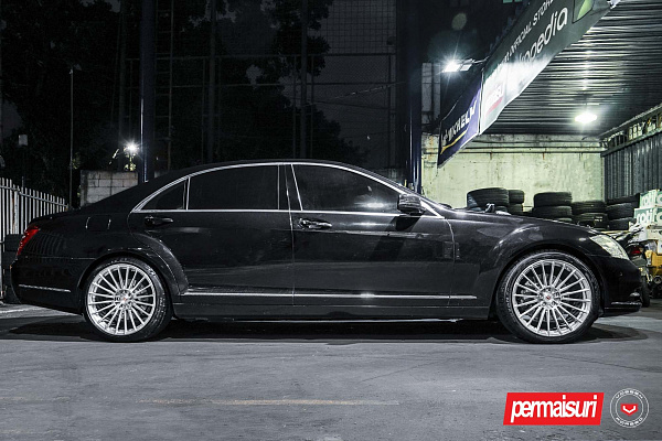 Mercedes-Benz S-Class W221